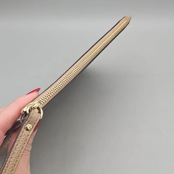 Michael Kors Bags Michael Kors Jet Set Travel XL Clutch - Picture 3 of 15